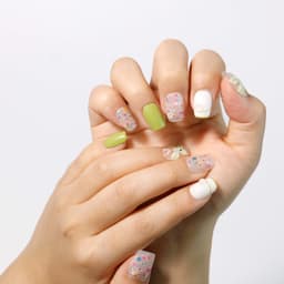 Garden Whisper Short Square Nails press on nails